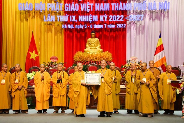 Thượng tọa Thích Đức Thiện trao Bằng tuyên dương công đức của Trung ương GHPGVN - Ảnh: Thập Bát Công