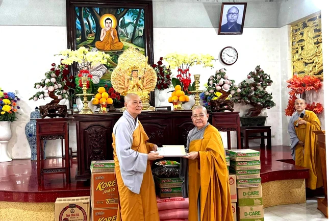 Ni trưởng Thích nữ Từ Nhẫn cúng dường trường hạ chùa Dược Sư