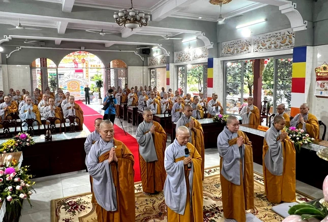 Ni trưởng Thích nữ Như Thảo tác bạch cúng dường