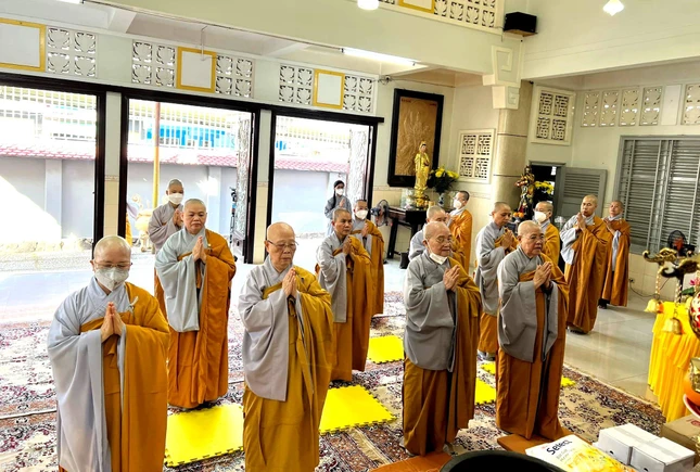 Chư Ni trong đoàn đảnh lễ Tam bảo tại tổ đình Huê Lâm