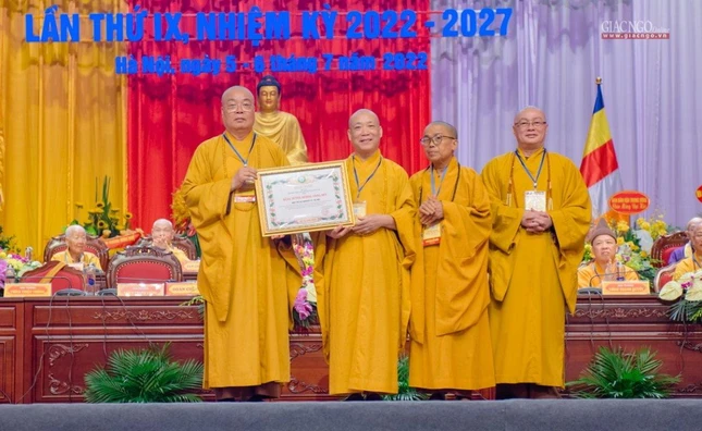 Hòa thượng Thích Thanh Nhiễu trao Bằng tuyên dương công đức của GHPGVN đến tập thể Ban Trị sự GHPGVN TP.Hà Nội nhiệm kỳ 2017-2022