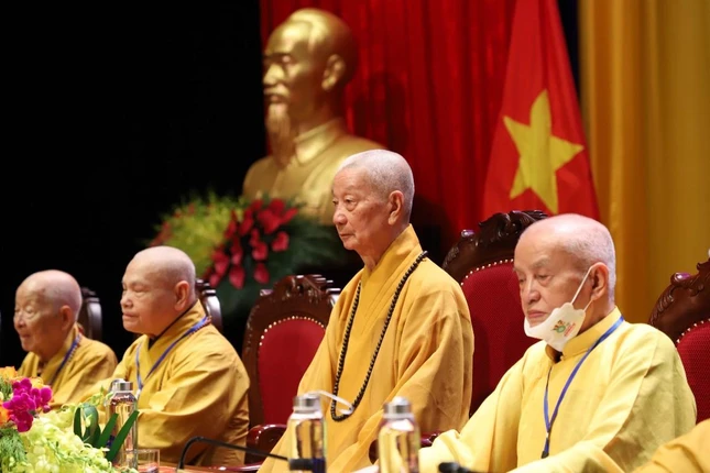 Trưởng lão Hòa thượng Quyền Pháp chủ và chư vị Trưởng lão Ban Thường trực Hội đồng Chứng minh, Hội đồng Trị sự chứng minh Đại hội đại biểu Phật giáo TP.Hà Nội sáng 6-7