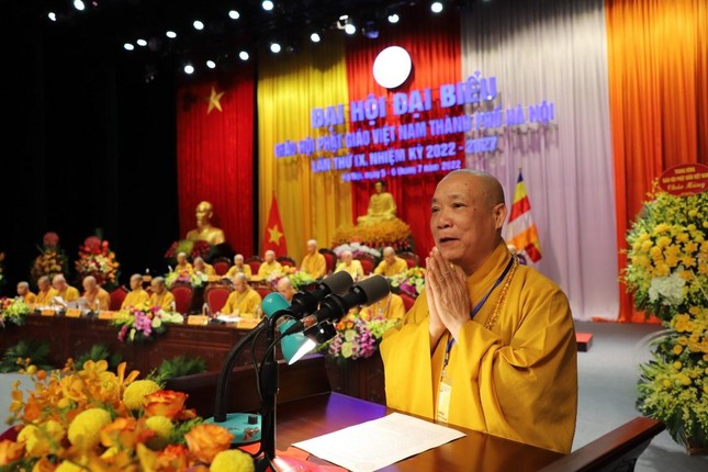 Hòa thượng Thích Bảo Nghiêm đáp từ cùng hội chúng "Y giáo phụng hành" sau khi đón nhận đạo từ của Đức Quyền Pháp chủ GHPGVN