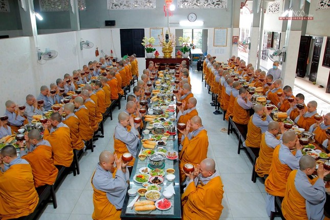 Giờ quá đường của chư Ni hành giả trường hạ Dược Sư Giờ quá đường của chư Ni hành giả trường hạ Dược Sư