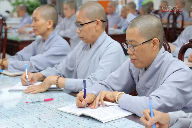 Hành giả chăm chú ghi chép trong khóa học Hành giả chăm chú ghi chép trong khóa học