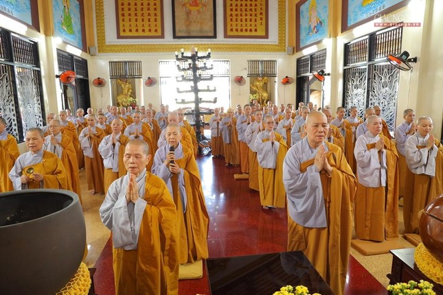 Chư hành giả trì tụng thời kinh Pháp hoa tại chánh điện Chư hành giả trì tụng thời kinh Pháp hoa tại chánh điện