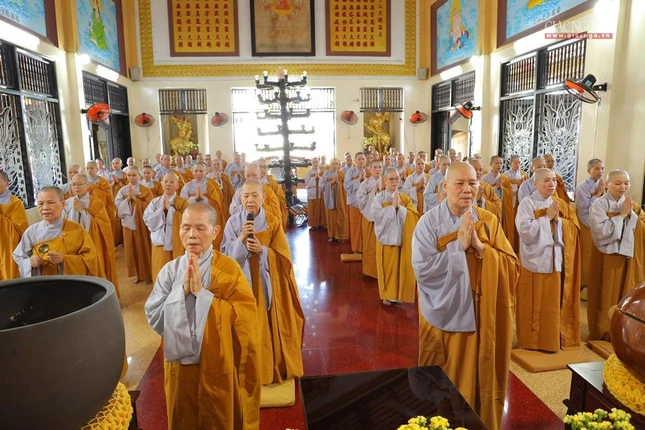 Chư hành giả trì tụng thời kinh Pháp hoa tại chánh điện Chư hành giả trì tụng thời kinh Pháp hoa tại chánh điện