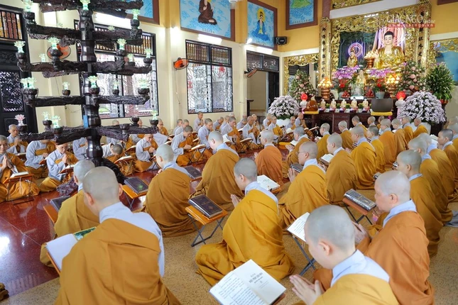 Mỗi hành giả trang nghiêm tự thân, tỉnh thức theo từng lời kinh Mỗi hành giả trang nghiêm tự thân, tỉnh thức theo từng lời kinh