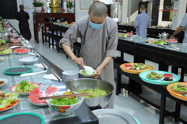 Các hành giả chấp tác chuẩn bị tiểu thực sáng Các hành giả chấp tác chuẩn bị tiểu thực sáng