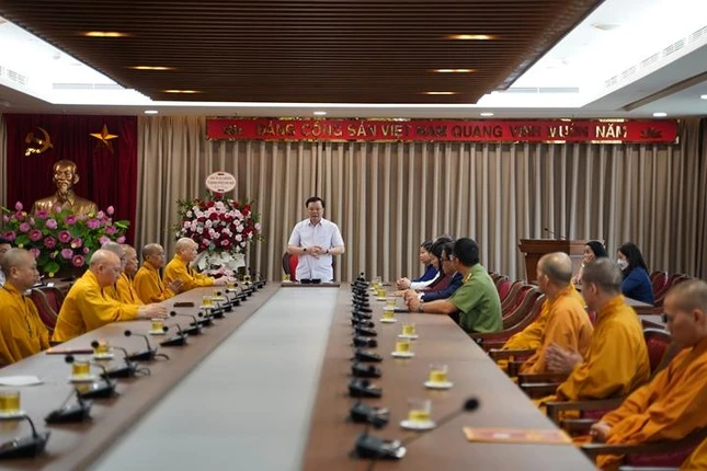 Bí thư Thành ủy Đinh Tiến Dũng phát biểu chúc mừng