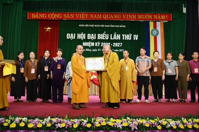 Hòa thượng Thích Gia Quang trao Bằng tuyên dương công đức Hòa thượng Thích Gia Quang trao Bằng tuyên dương công đức