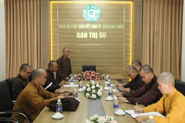 Buổi họp đầu tiên tại văn phòng mới Buổi họp đầu tiên tại văn phòng mới