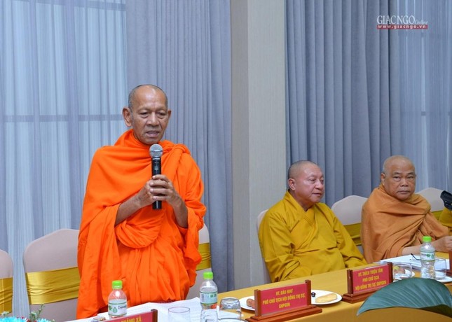 Hòa thượng Đào Như trình bày tham luận "Hệ phái Phật giáo Nam tông Khmer trong ngôi nhà chung GHPGVN - Những kiến nghị, đề xuất"