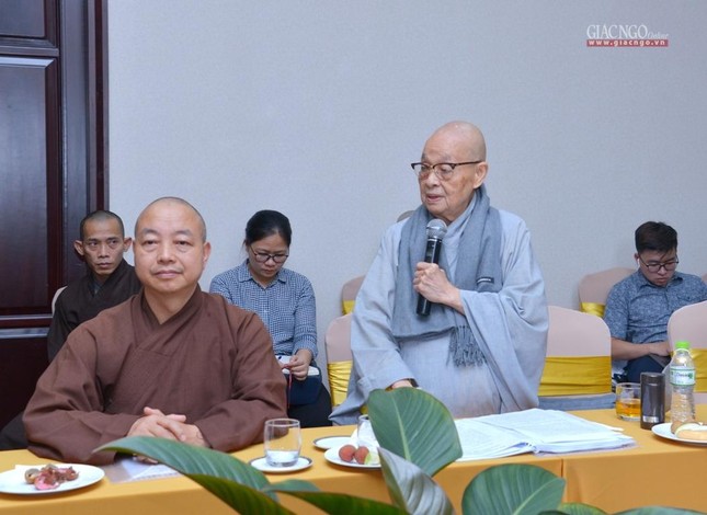 Ni trưởng Thích nữ Huệ Hương, Phó Trưởng Phân ban Ni giới Trung ương trình bày tham luận "40 năm phát triển của GHPGVN trong đó có sự đóng góp của Phân ban Ni giới VN"