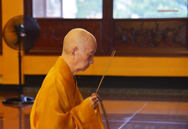 Đức Trưởng lão Hòa thượng Quyền Pháp chủ niêm hương Tam bảo