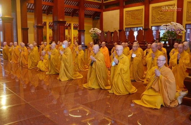 Mỗi kỳ bố-tát, thính giới nhằm nhắc nhớ những lời dạy của Đức Phật đến hàng xuất gia