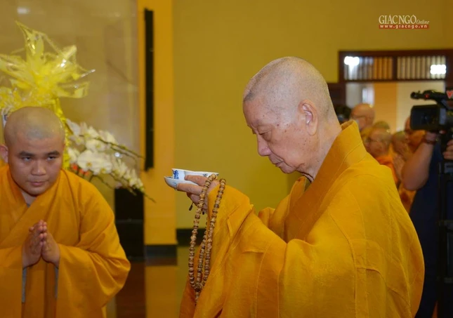Trưởng lão Hòa thượng Quyền pháp chủ GHPGVN dâng trà cúng dường