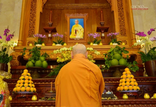 Hòa thượng Thích Thiện Nhơn dâng hương tưởng niệm