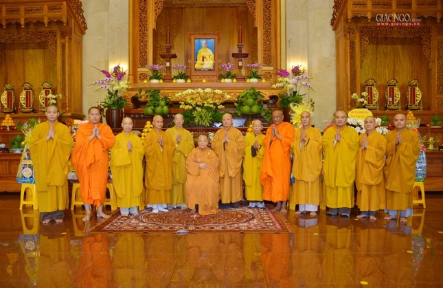 Hòa thượng Chủ tịch Hội đồng Trị sự chụp ảnh lưu niệm cùng chư tôn đức Ban Trị sự