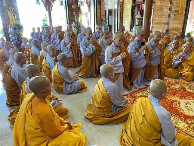 Các giới tử đảnh lễ đại chúng xin thọ giới trong Đại Giới đàn Giác nhiên