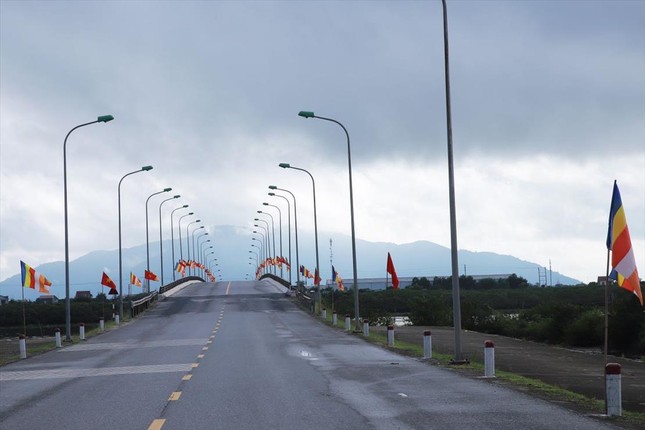 Cờ Phật giáo đón mừng sự kiện trọng đại của Phật giáo tỉnh