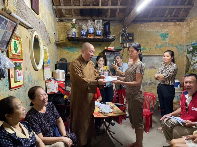 Thượng tọa Thích Giác Vũ trao tặng tiền xây nhà đến gia đình anh Tuyến