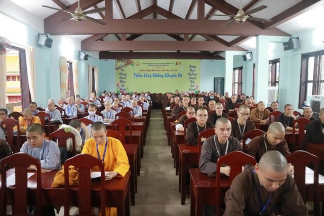 Tăng Ni làm bài thi tốt nghiệp