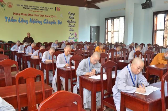 Ni sinh làm bài thi