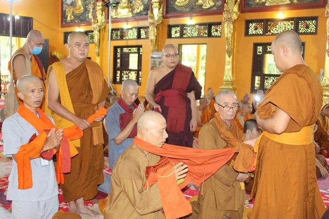 Chư Tăng thọ y theo truyền thống