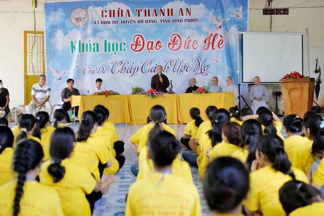 Đại đức Thích Giác Đạo mong các em tu tập trong trại hè thật nhiều ý nghĩa bên bạn bè