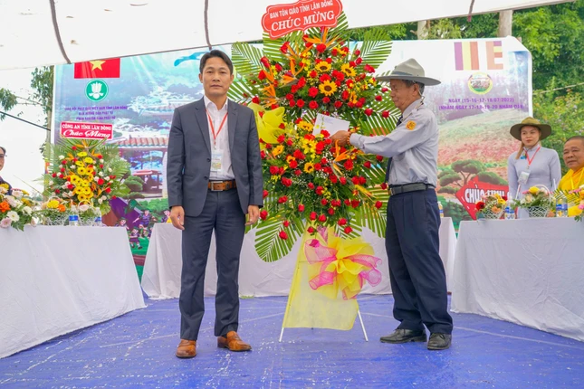 Ông Đặng Xuân Hồng, Phó ban Tôn giáo tỉnh tặng hoa chúc mừng