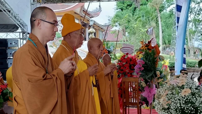 Chư tôn đức niêm hương Tam bảo