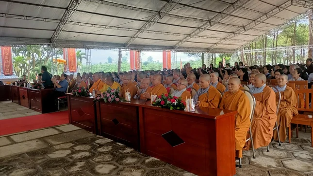 Chư Tăng Ni tham dự lễ lạc thành