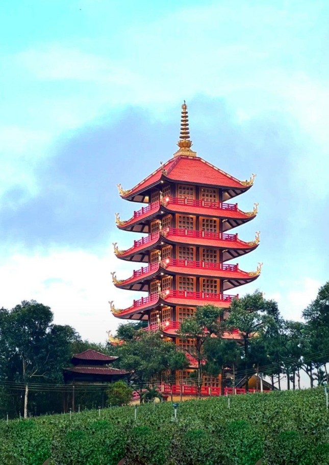 Tháp Quán Thế Âm cao 49 m trong khuôn viên chùa Bát Nhã