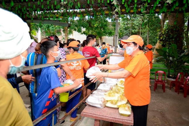 Chùa Bửu Châu cũng trao tặng 700 suất ăn chay đến những người khó khăn