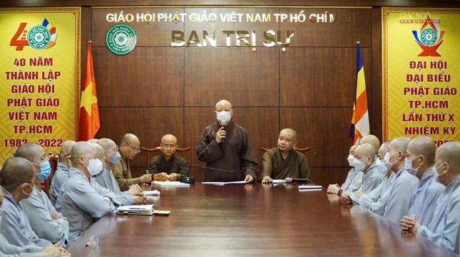 Hòa thượng Thích Lệ Trang phát biểu tại buổi họp của Phân ban Ni giới