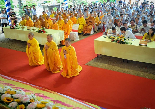 Chư tôn đức chùa Viên Thông tại lễ đặt đá trùng tu các công trình