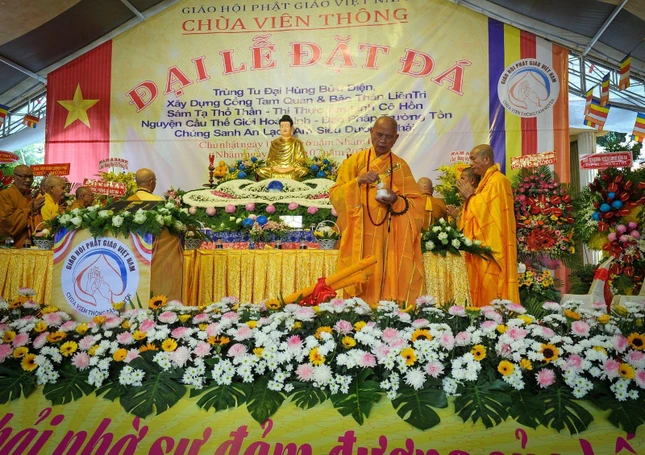 Sái tịnh cầu nguyện cho công trình trùng tu chánh điện, cổng tam quan, bảo tháp chùa Viên Thông