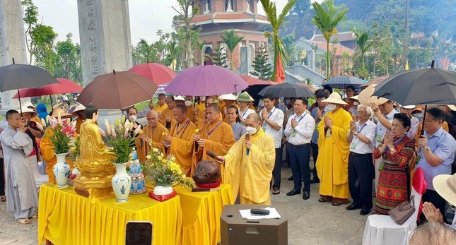 Chư tôn đức chú nguyện cầu nguyện công trình rót đồng đúc tôn tượng Đức Di Lặc