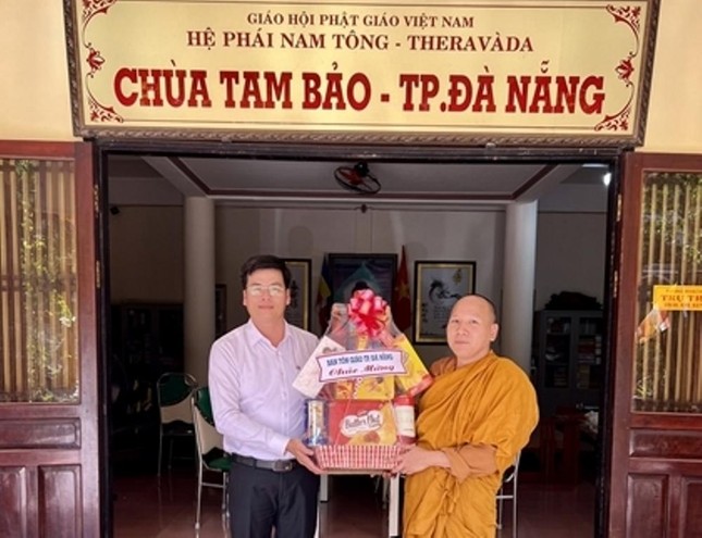 Ông Nguyễn Cao Cường, Trưởng ban Tôn giáo TP.Đà Nẵng tặng quà chúc mừng chư hành giả Hệ phái Nam tông