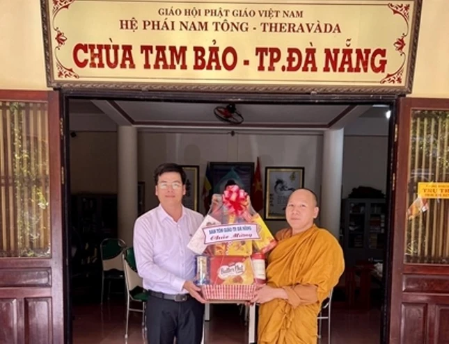 Ông Nguyễn Cao Cường, Trưởng ban Tôn giáo TP.Đà Nẵng tặng quà chúc mừng chư hành giả Hệ phái Nam tông