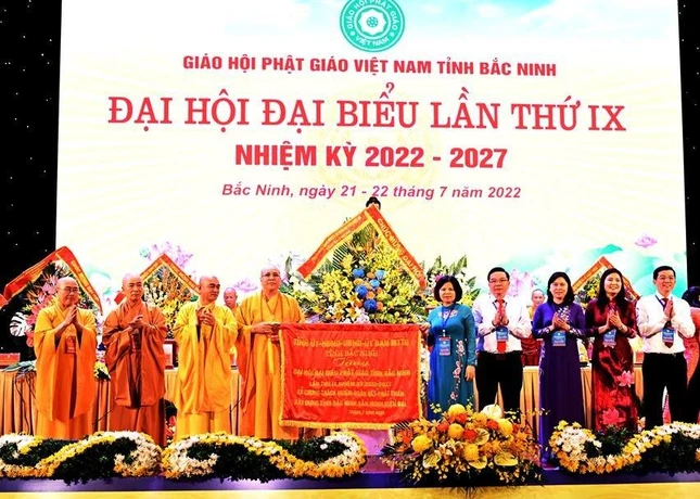 Nhận phướng chúc mừng của lãnh đạo tỉnh