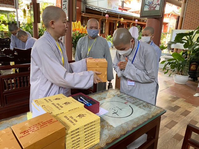 Giới tử nhận quà của đại diện Ban Tổ chức