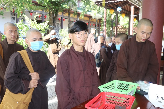 Các giới tử làm thủ tục nhập chúng tại tổ đình Sắc Tứ Tịnh Quang