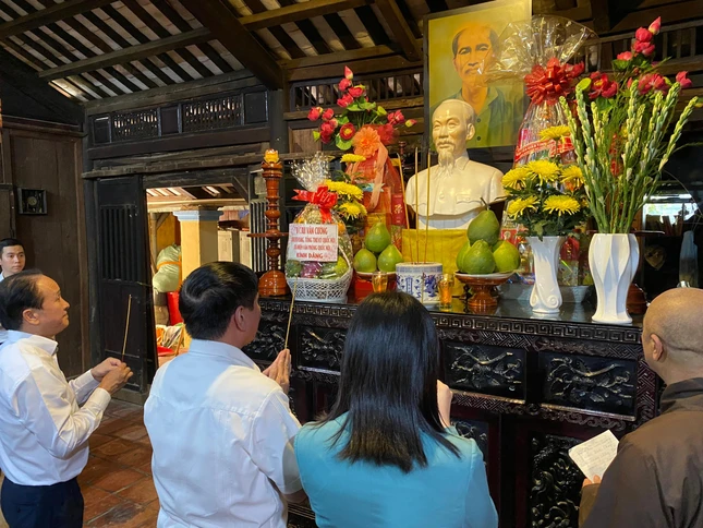 Thắp hương tưởng niệm cụ Phó bảng Nguyễn Sinh Sắc tại tổ đình Hội Khánh