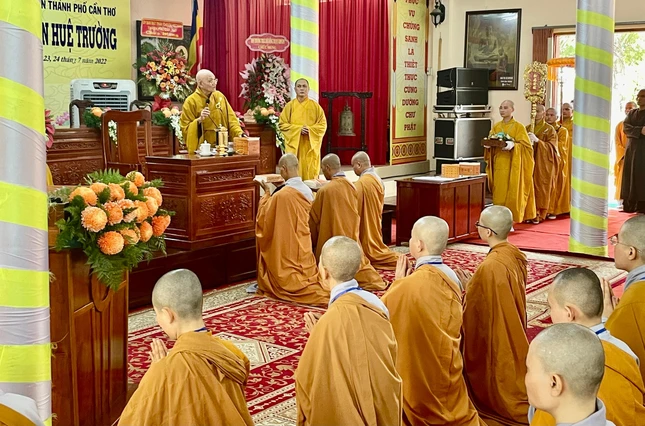 Đại diện đoàn tác bạch cúng dường tại Đại giới đàn Huệ Trường - TP.Cần Thơ Đại diện đoàn tác bạch cúng dường tại Đại giới đàn Huệ Trường - TP.Cần Thơ