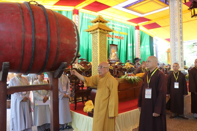 Hòa thượng Thích Thiện Tấn đã khai hồi trống báo hiệu bắt đầu khảo thí tuyển giới tử Hòa thượng Thích Thiện Tấn đã khai hồi trống báo hiệu bắt đầu khảo thí tuyển giới tử