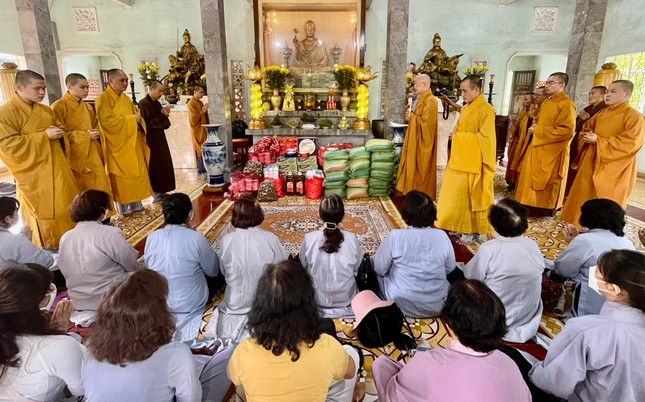 Hòa thượng Thích Chơn Không đại diện đoàn thăm hỏi, cúng dường trường hạ