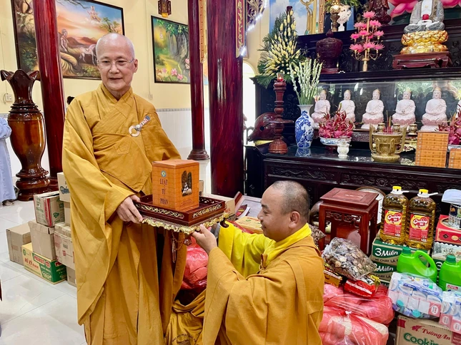 Cúng dường ấn phẩm Luật Tứ phần Cúng dường ấn phẩm Luật Tứ phần