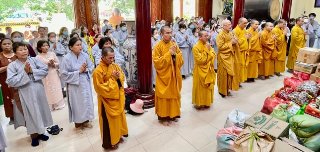 Tại mỗi nơi đến, đoàn thăm hỏi, cúng dường đến Tăng, Ni đang an cư Tại mỗi nơi đến, đoàn thăm hỏi, cúng dường đến Tăng, Ni đang an cư